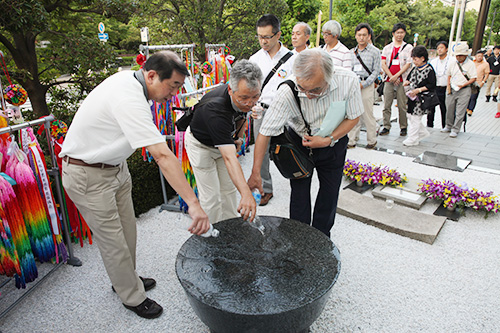 NTT基町ビル慰霊祭で献水を行う参加者