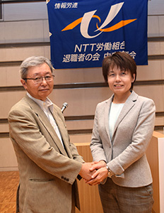 参議院選挙に向けて固い握手をする石原会長と吉川参議院議員　写真
