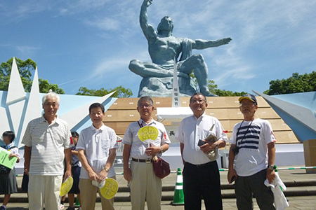 長崎平和記念像の前に立つ中央協からの派遣参加者　写真