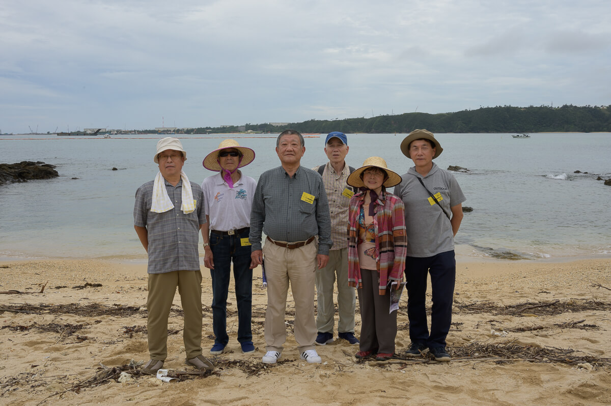 辺野古新基地建設地の海に立つ中央協派遣・オブの参加者　写真